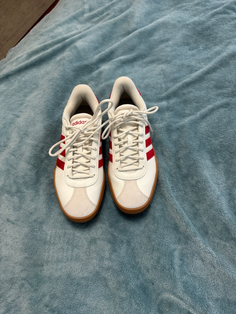 Tennis shoes